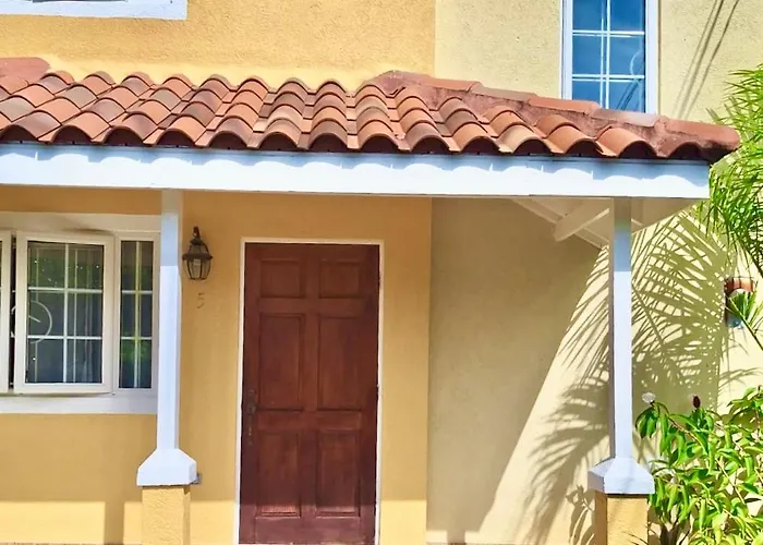 Country Club House Retreat - 2 Bedroom House With Pool Near Airport And Strip Apartment *