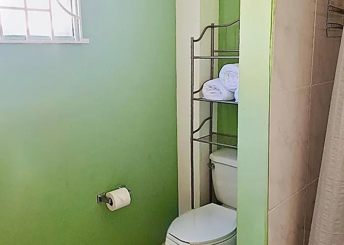 Country Club House Retreat - 2 Bedroom House With Pool Near Airport And Strip *