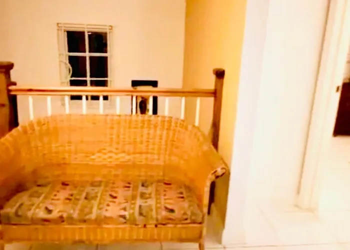Country Club House Retreat - 2 Bedroom House With Pool Near Airport And Strip Montego Bay