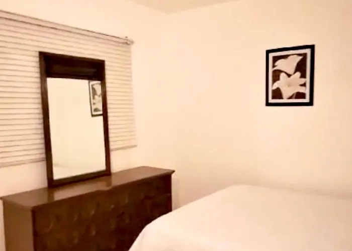 Country Club House Retreat - 2 Bedroom House With Pool Near Airport And Strip Apartment