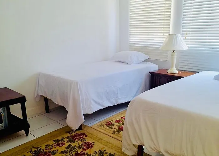 Country Club House Retreat - 2 Bedroom House With Pool Near Airport And Strip
