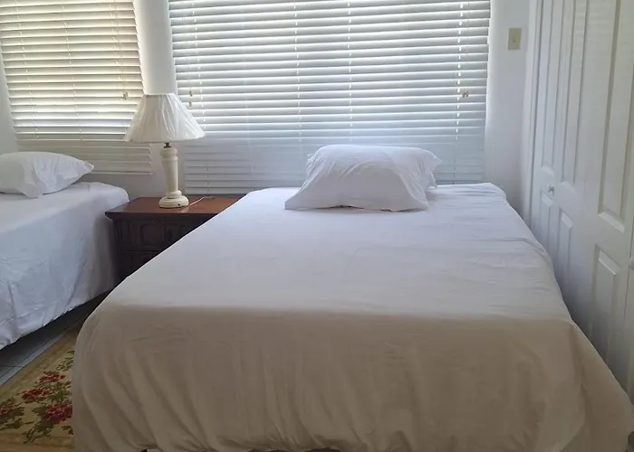 Apartment Country Club House Retreat - 2 Bedroom House With Pool Near Airport And Strip *
