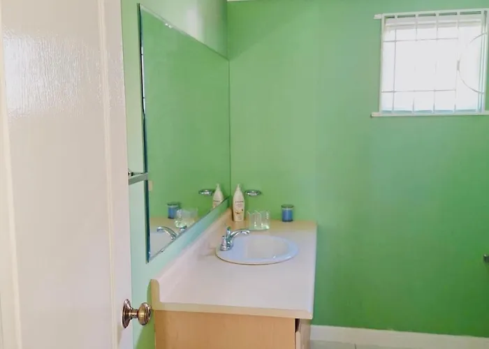 Country Club House Retreat - 2 Bedroom House With Pool Near Airport And Strip Apartment