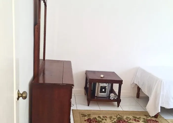 Country Club House Retreat - 2 Bedroom House With Pool Near Airport And Strip Montego Bay