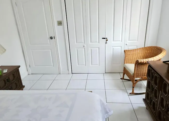 Country Club House Retreat - 2 Bedroom House With Pool Near Airport And Strip Apartment *
