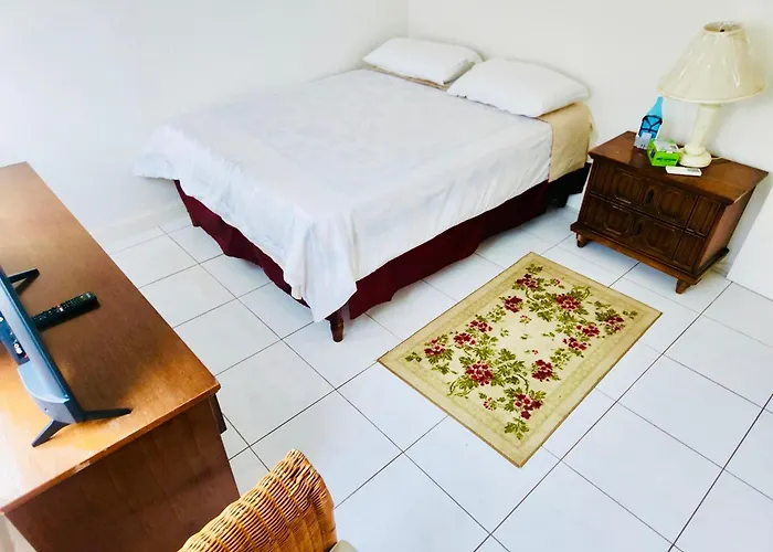 Country Club House Retreat - 2 Bedroom House With Pool Near Airport And Strip
