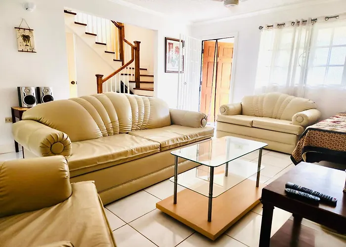 Country Club House Retreat - 2 Bedroom House With Pool Near Airport And Strip