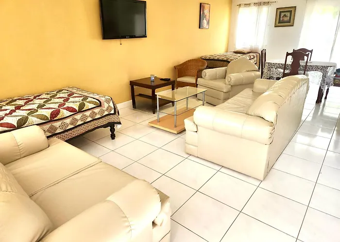 Country Club House Retreat - 2 Bedroom House With Pool Near Airport And Strip