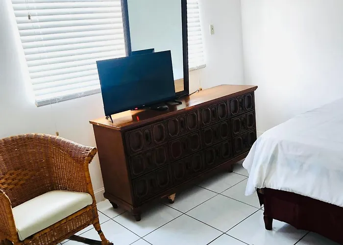 Apartment Country Club House Retreat - 2 Bedroom House With Pool Near Airport And Strip